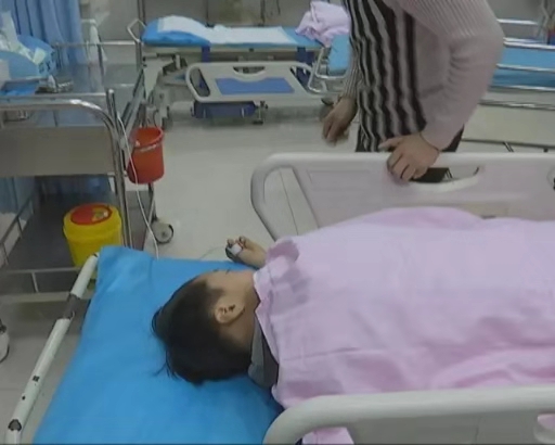 用工業(yè)酒精清潔，導(dǎo)致中毒的小孩